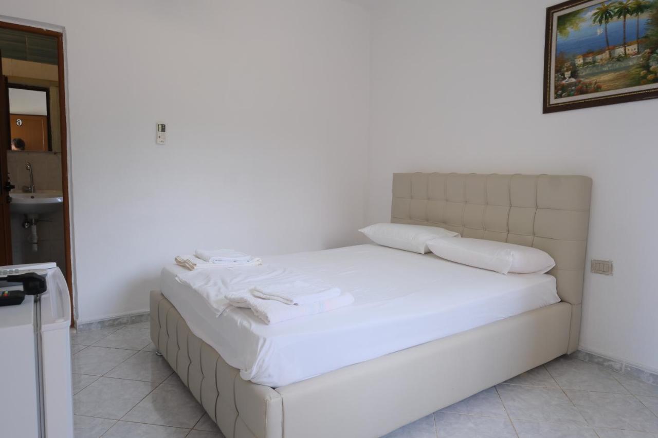 Mehilli Hotel Dhërmi Buitenkant foto