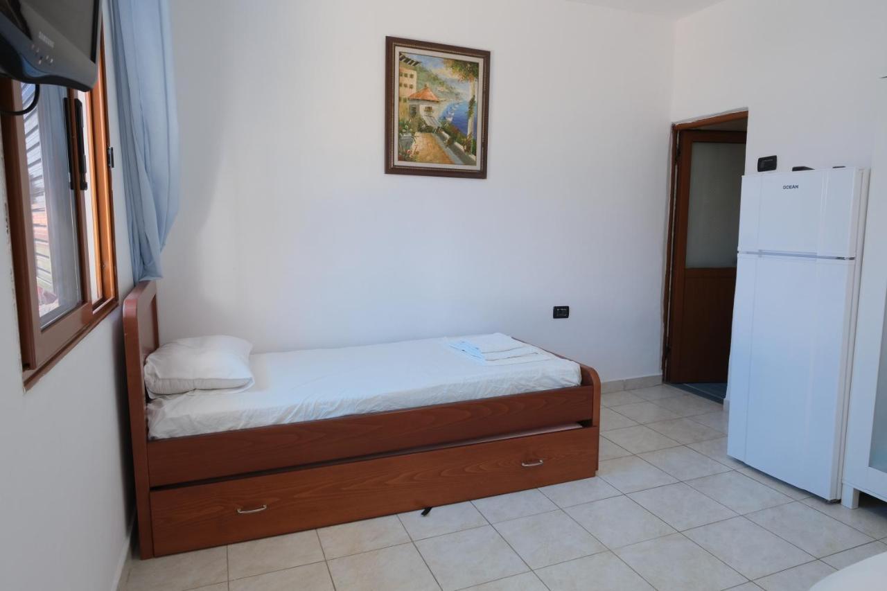 Mehilli Hotel Dhërmi Buitenkant foto