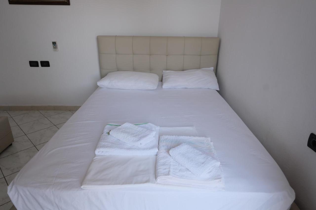 Mehilli Hotel Dhërmi Buitenkant foto